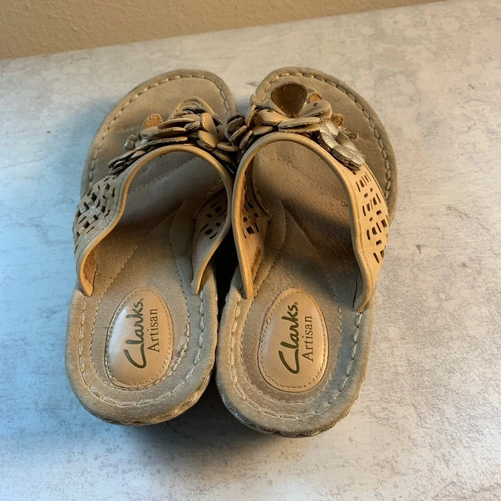 Clarks 8M Artisan‎ Leather Thong Wedge Sandals Tan Gold Floral Applique 26068592